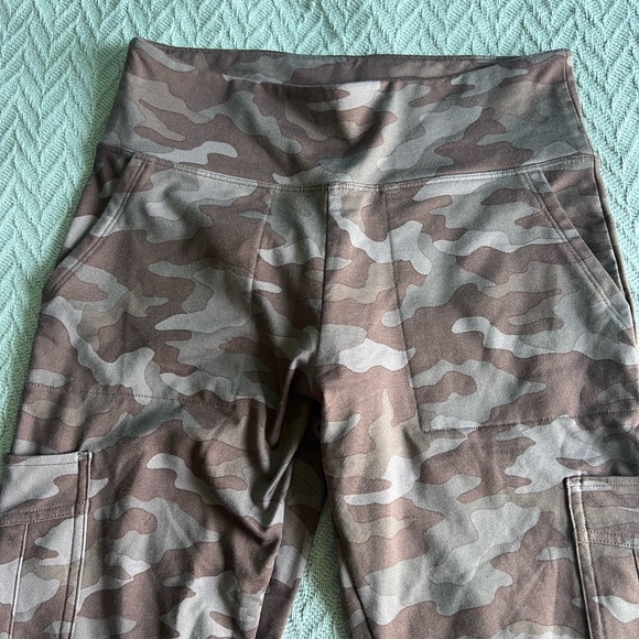 PINK Camo leggings - Picture 5 of 10